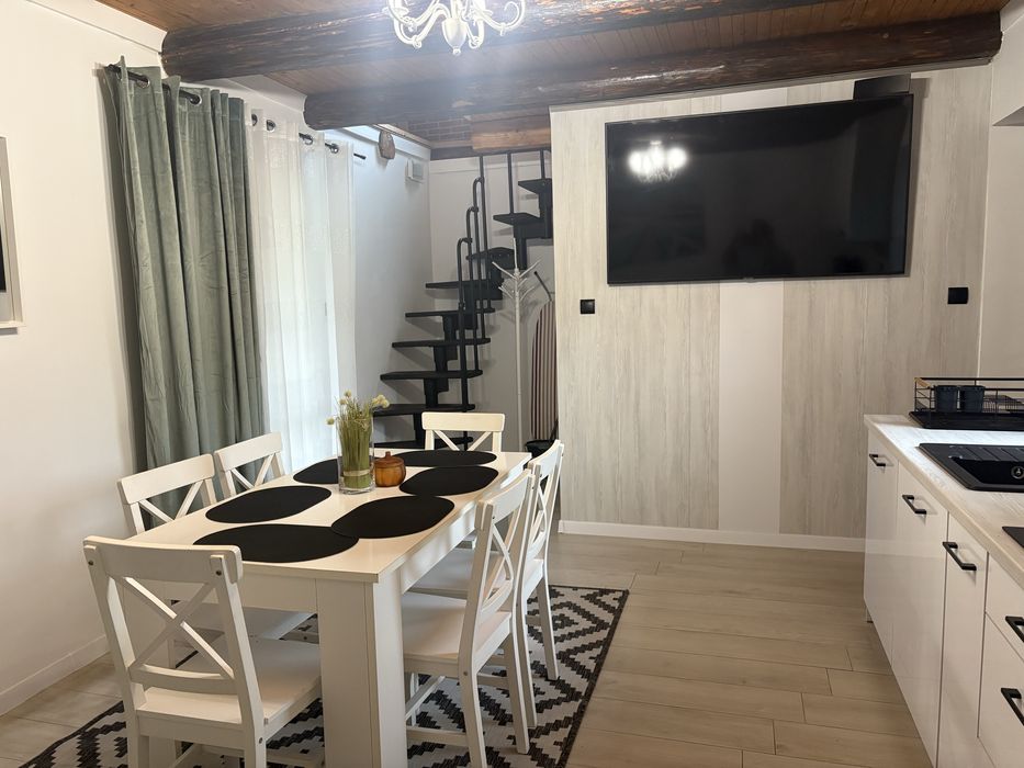 Domek na Mazurach nad jeziorem z linia brzegowa