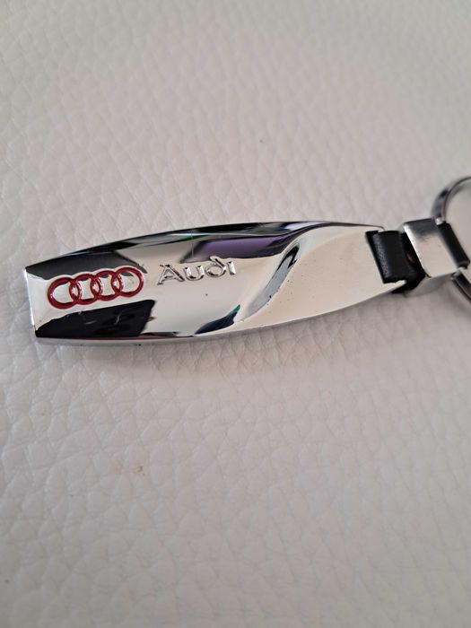 Porta-chaves Audi Metálico em Onda com Alça em Pele — Novo / Selado