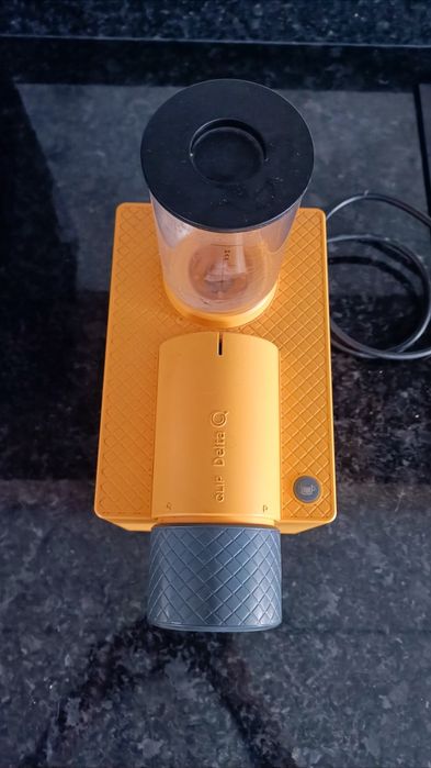 Máquina de café e suporte Delta Q
