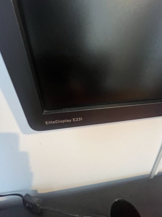 Dois HP EliteDisplay E231 Full HD LED