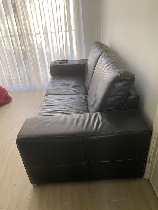 2 Sofás em pele, usados