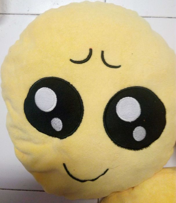 Conjunto de 3 almofadas emoji.