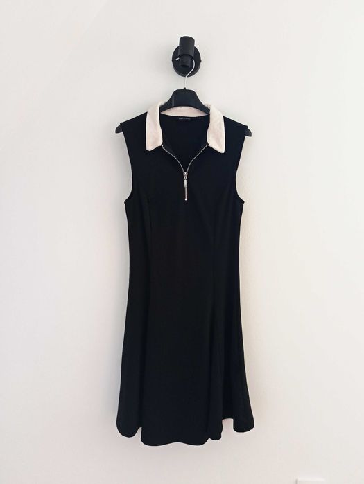 Mała czarna sukienka z białym kołnierzykiem rozkloszowana