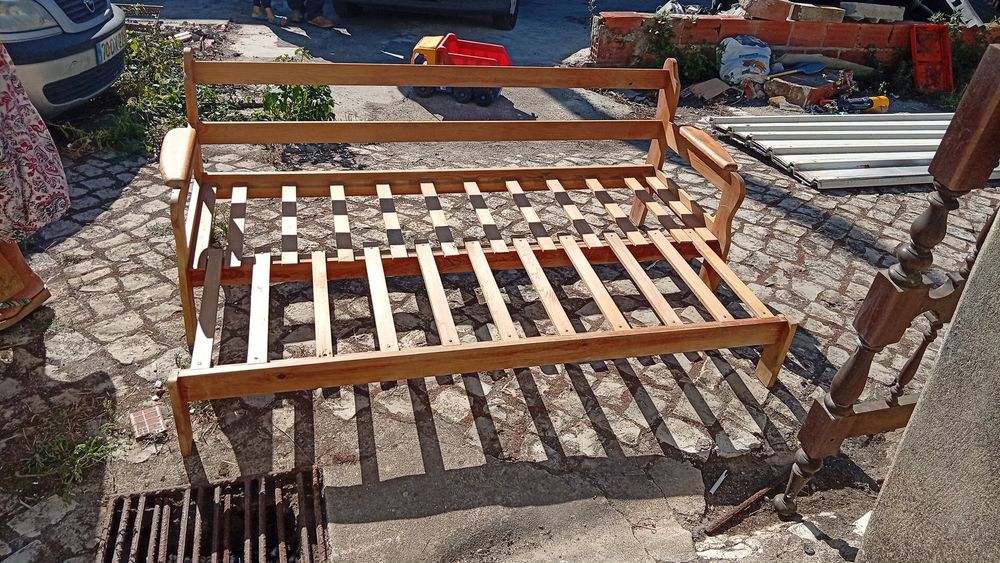 Para venda um sofá  cama de três  pessoas e dois sofás  cama individua