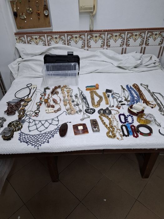 Lote de bijuterias 50 peças