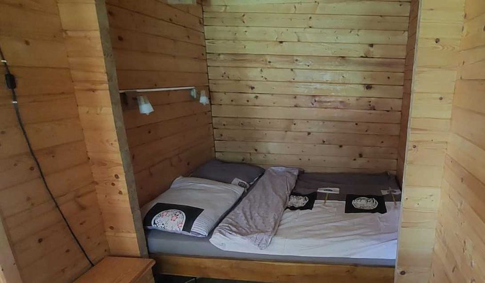 Domek letniskowy na Mazurach nad jeziorem, z linią brzegową jeziora