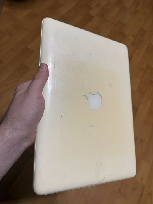 Apple MacBook White 13
