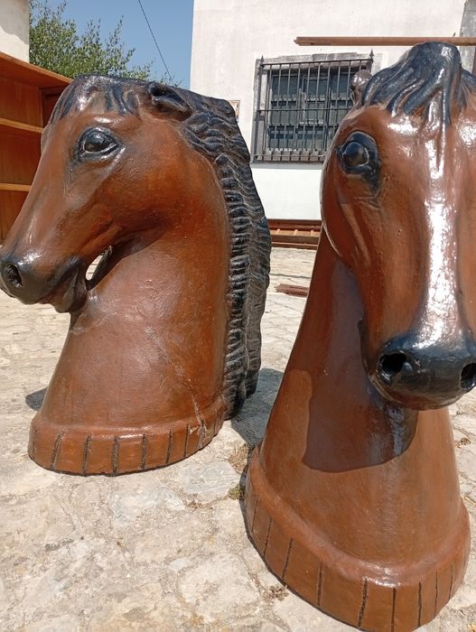 Base de mesa em forma de cabeça de cavalo