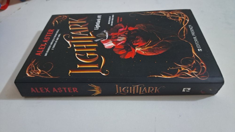 Livro lightlark novo
