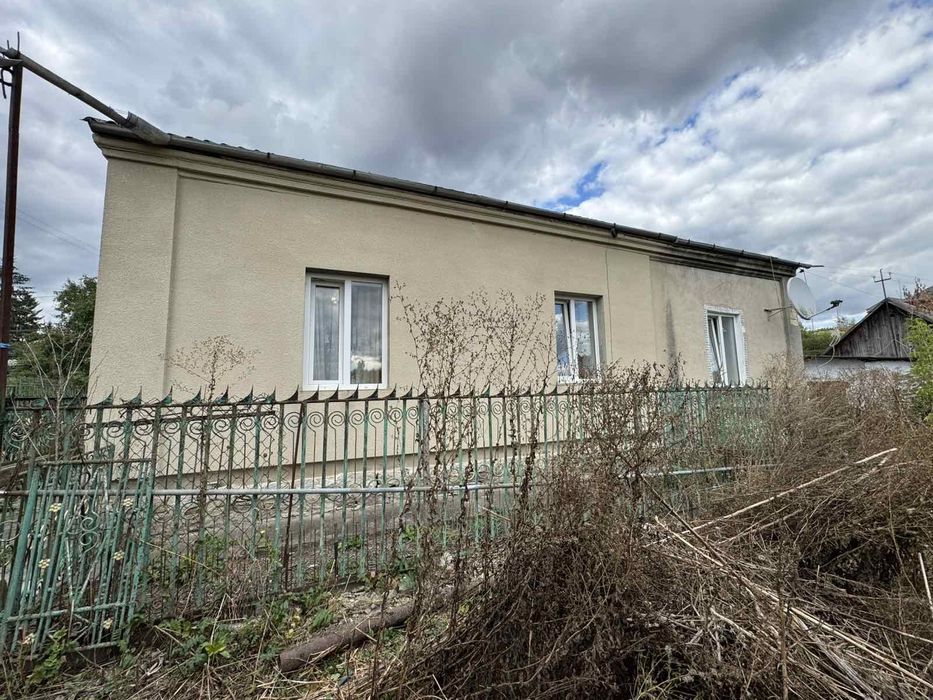 Продаж частини будинку в центрі села біля школи та магазинів