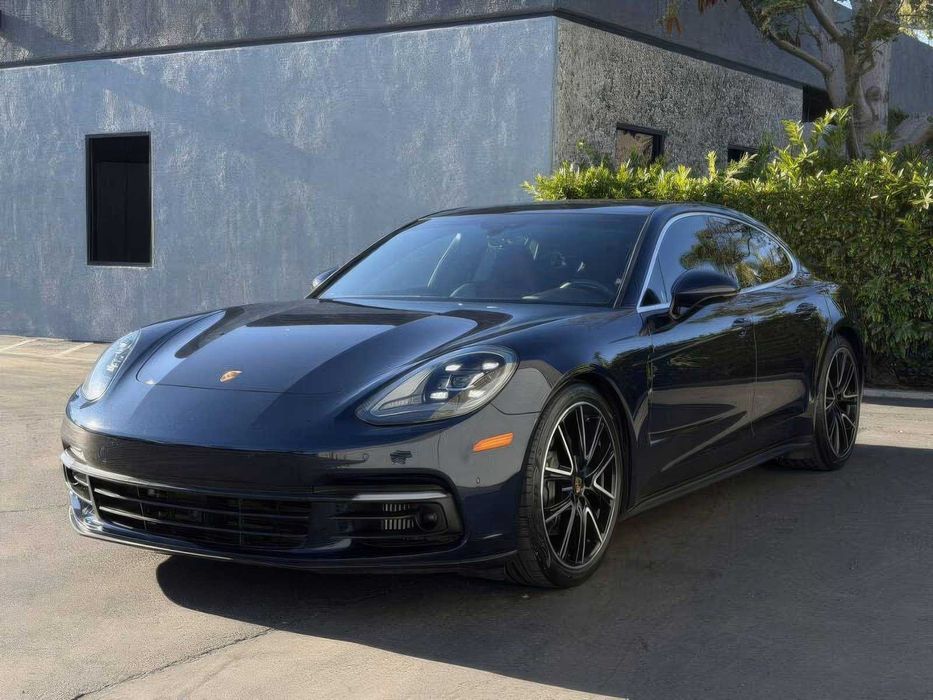 Porsche Panamera 4S      2018