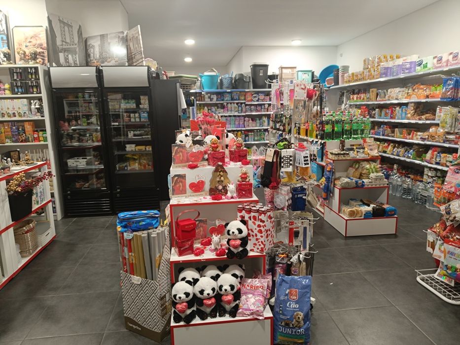 Vendo estantaria e moveis  de loja