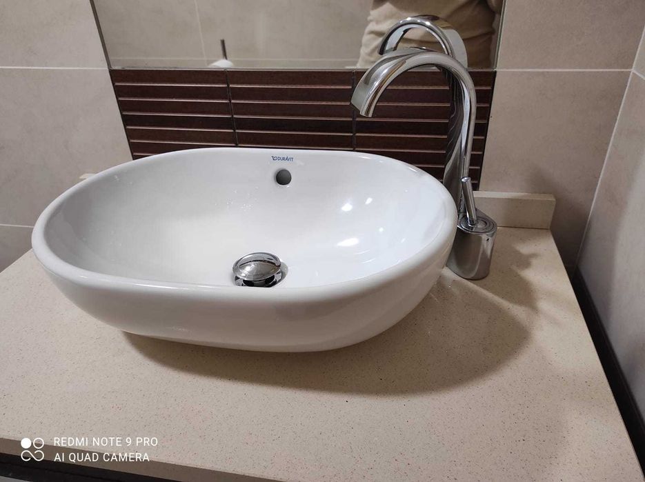 Móvel com lavatório suspenso com 2 portas