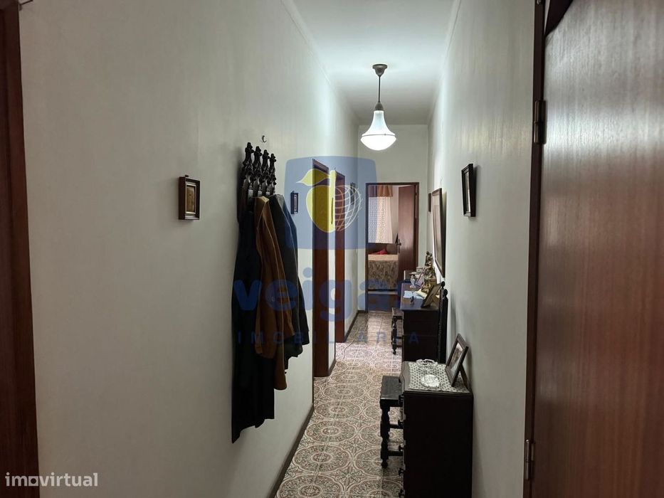 Prédio de 2 Pisos com Espaço Comercial