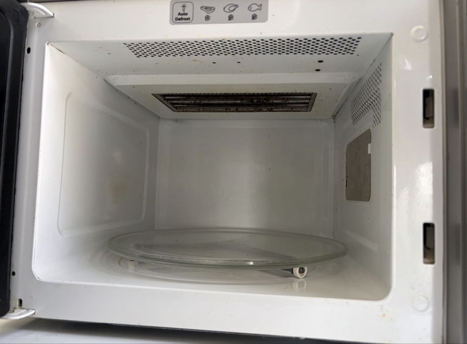 Maquina de lavar roupa e microondas