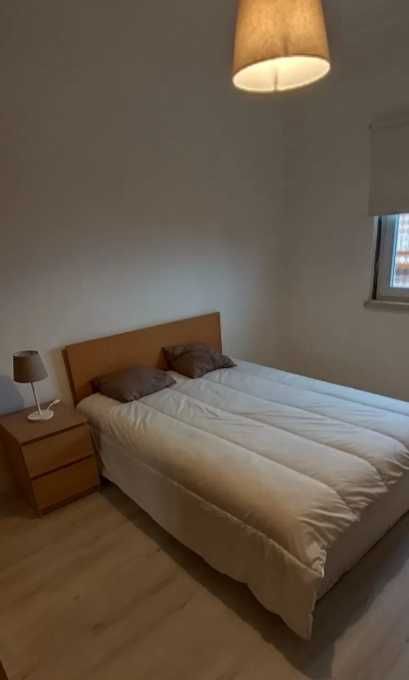 Quarto equipado bem localizado