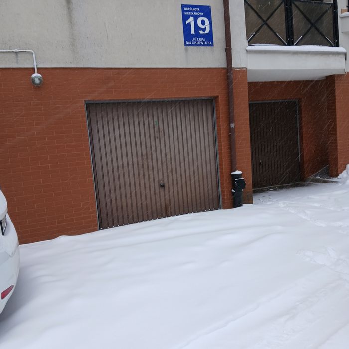 Garaż Czechów w bryle bloku