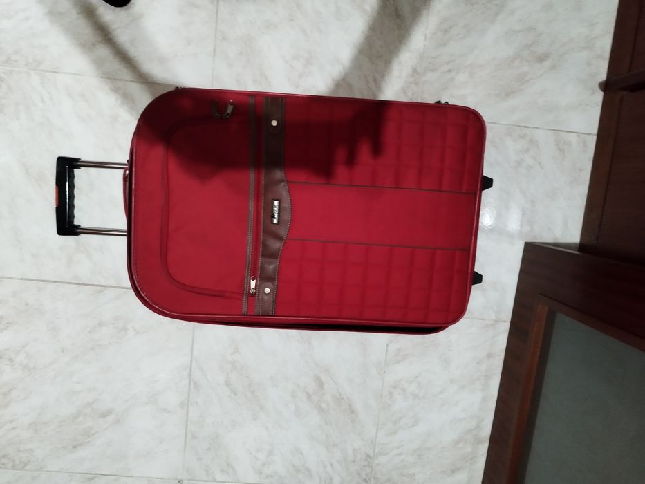 Mala de viagem vermelha