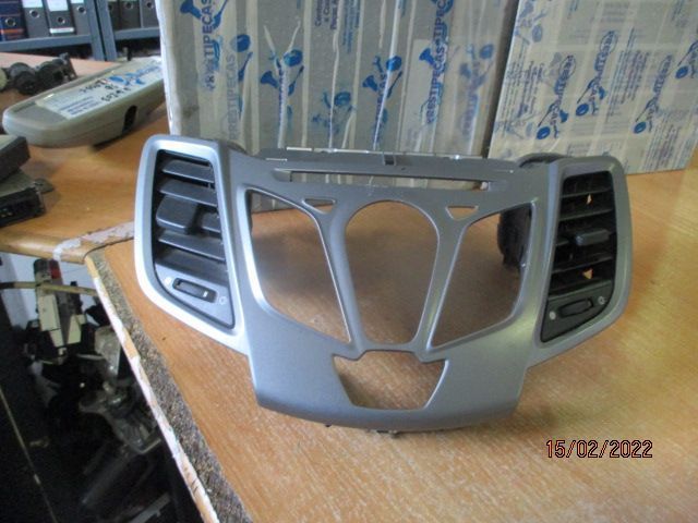 Grelha Friso 8A6118A802AG FORD FIESTA 2009 CENTRAL FORD FIESTA 6 FASE 1 2010 1.6TDCI 90CV 5P PRETO  CENTRAL