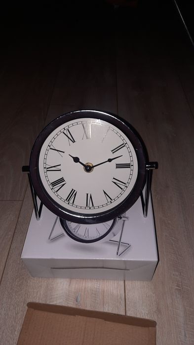 Zegarek w kolorze srebnym stylowy