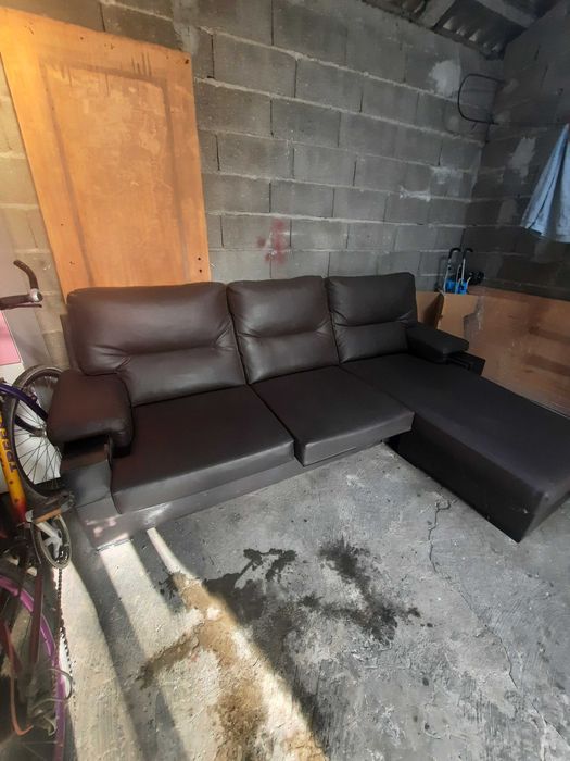 Sofá tipo couro - oferta chuveiro