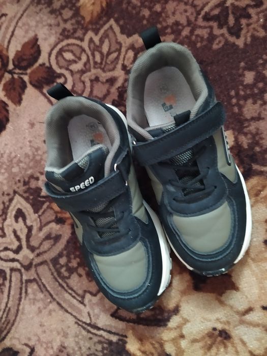 Продаються кросівки