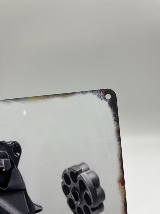 Metalowa tablica dekoracyjna z motywem broni