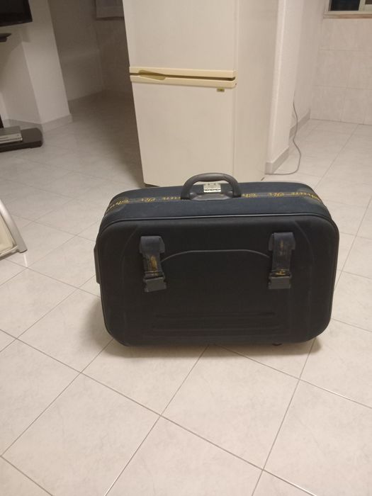 Vendo trailer  mala viagem  cor azul escuro em perfeito estado
