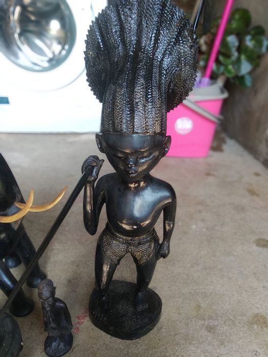 Figuras e ornamentos antigas de indígenas Africanos em pau preto