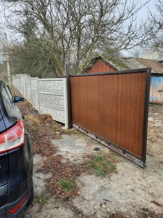 Дом в селі та земельна ділянка