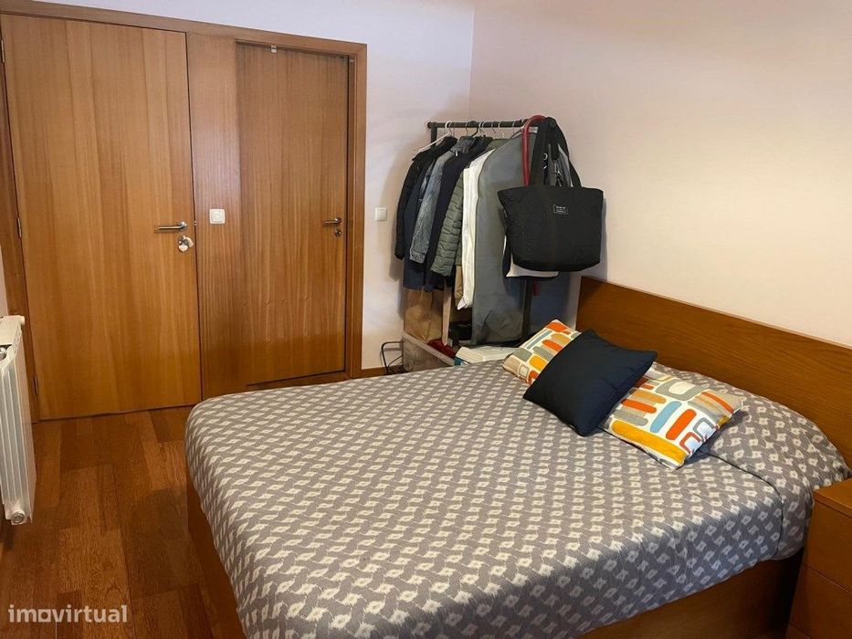 Quarto em Apartamento T2, varanda e lugar de garagem - Areosa | Por...