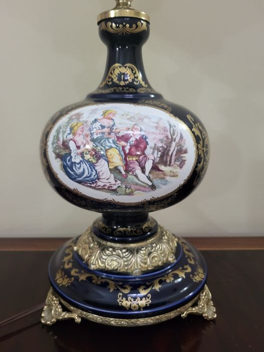 Candeeiro em Porcelana Limoge, com abajour vidro, em azul cobalto.