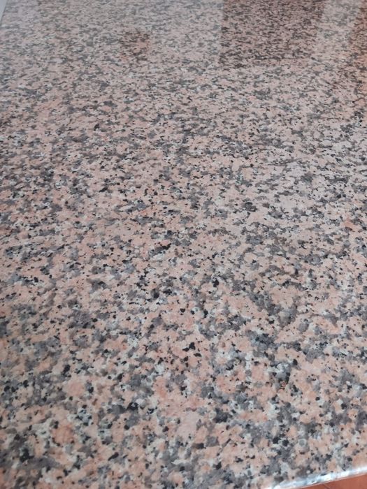 Mesa de carvalho e granito