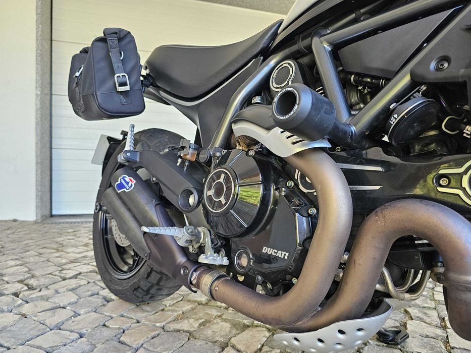Ducati Scrambler 800 CC Icon Dark de 2021 Irrepreensivel