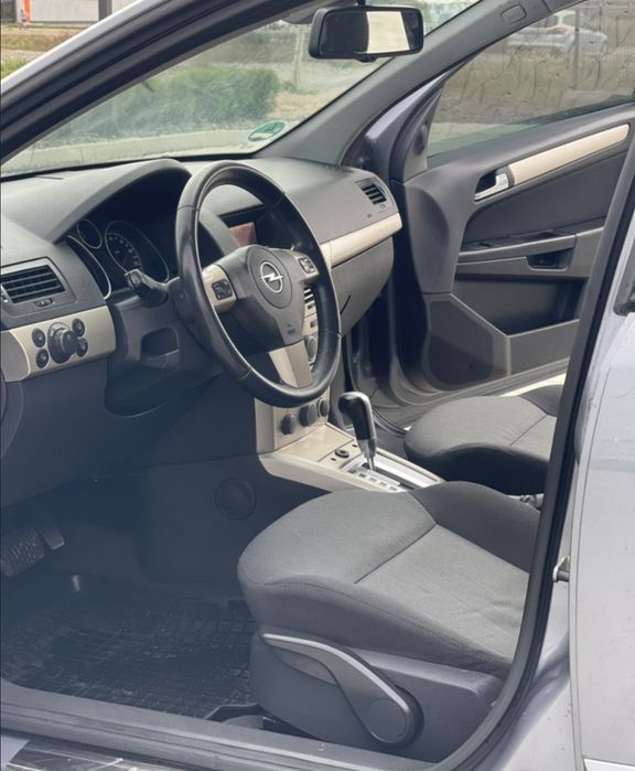 Хороший надійний автомобіль. З КПП автомат