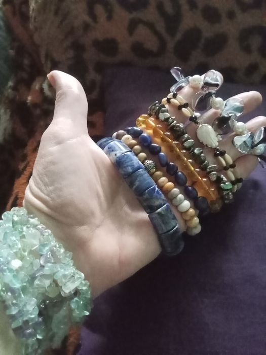 Браслети з натур.шерлу,цитрину,хризоліту , лазуріту,піриту,яшми.,