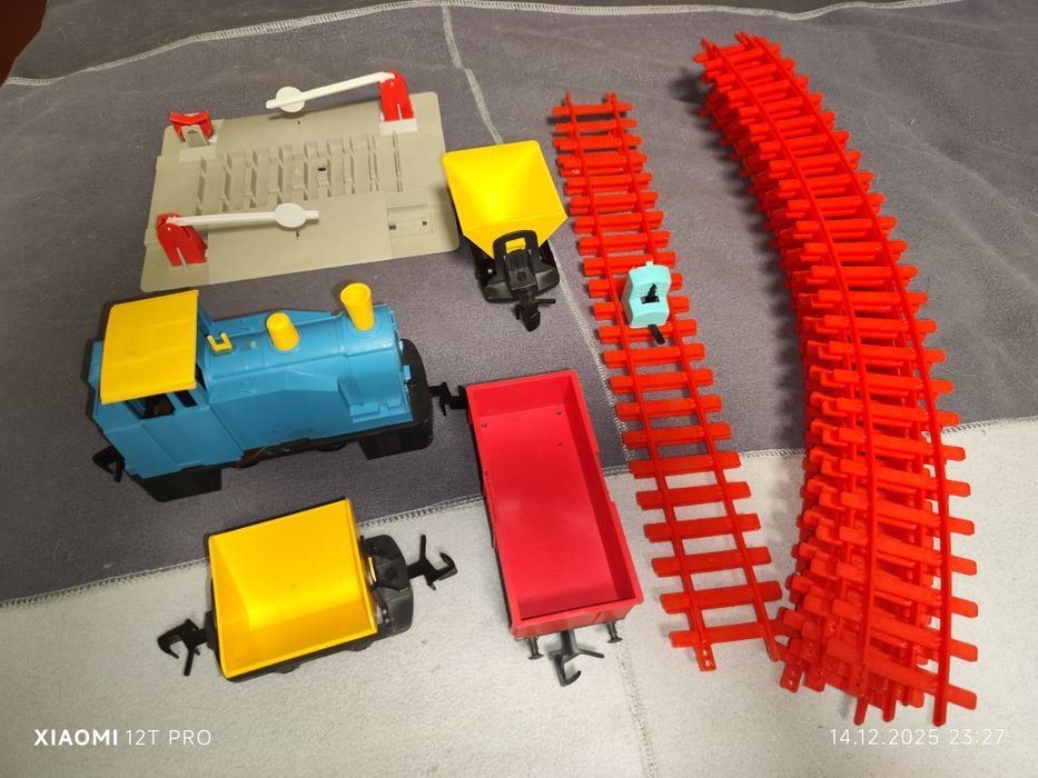 Продам игрушка железная дорога огонек