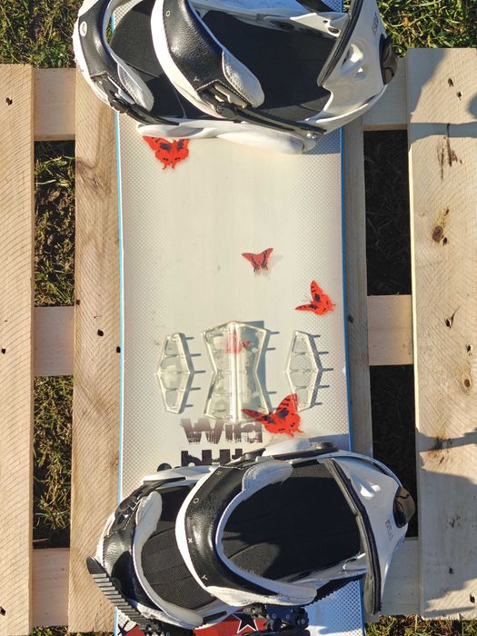 Atom Wild Butterffly 142 + wiązania Roxy - deska snowboardowa