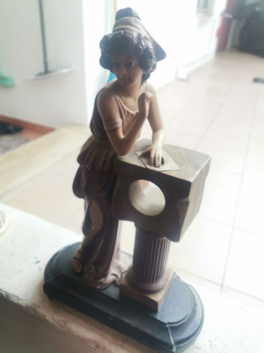 Imagem de mulher em louça