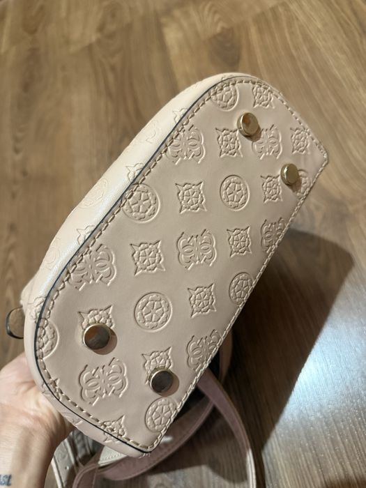 Жіночий рюкзак Guess