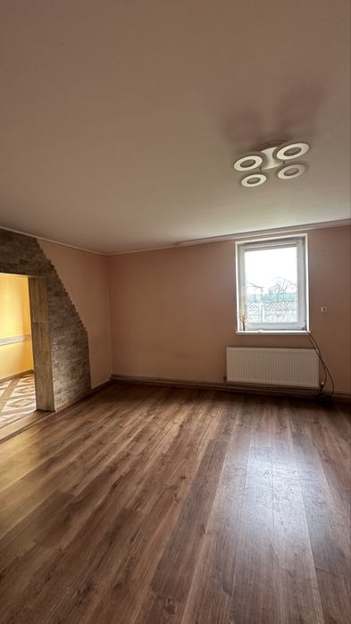 Продаж будинку, поруч з містом