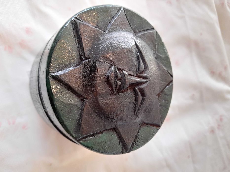 Caixa em Madeira Trabalhada ( Artesanal ) --  ( Muito antiga )