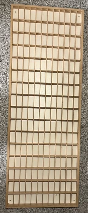 Drewniana gablota na modele samochodów