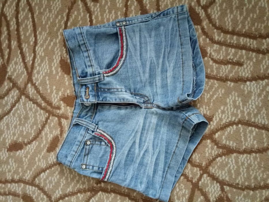 Продам джинсовые шорты