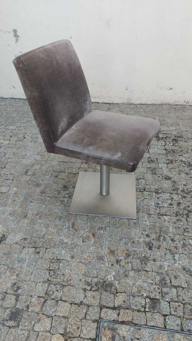 Cadeira de sala com pé em inox escovado rotativo