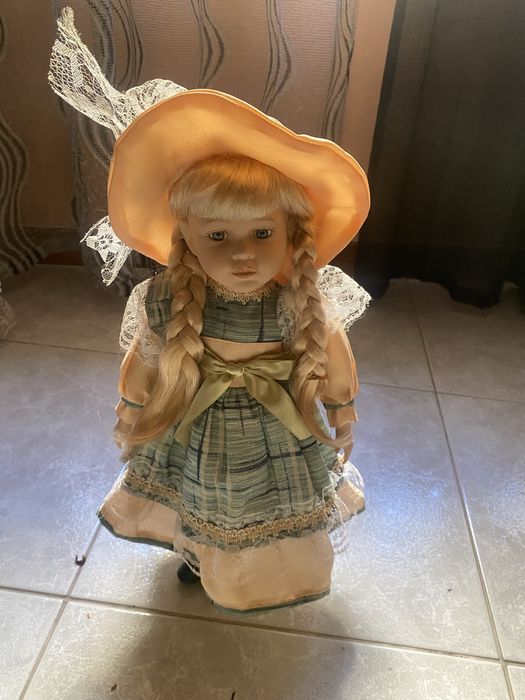 Boneca em porcelana