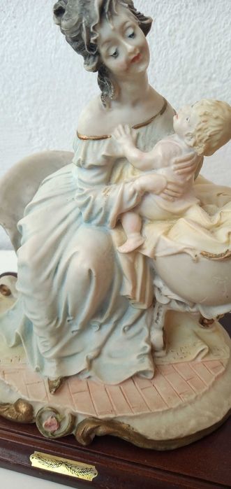 Estatueta com base madeira 5€