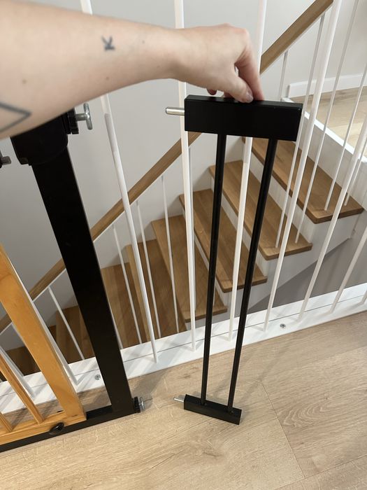 Bramka na schody zabezpieczajaca ochrona schodow dla dzieck