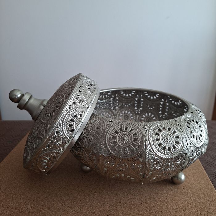 Pote em metal rendilhado - porta joias