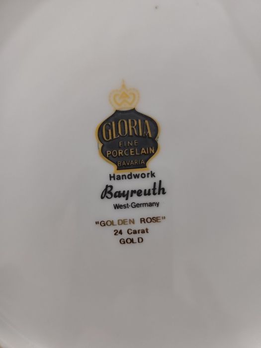 Prato em porcelana e rosas em ouro certificado.